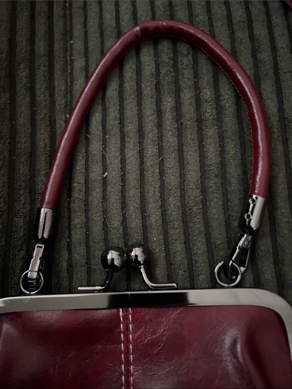 SHEIN Burgundy Frame Kiss-Lock Vegan Crossbody/Wrist Strap Purse 👜 - Picture 4 of 12